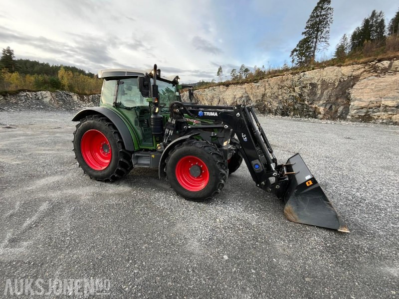2021 Fendt 211 Vario med Trima frontlaster, hydraulisk toppstag, triangel og skuffe - 拖拉机:图1 2021 Fendt 211 Vario med Trima frontlaster, hydraulisk toppstag, triangel og skuffe - 拖拉机:图1