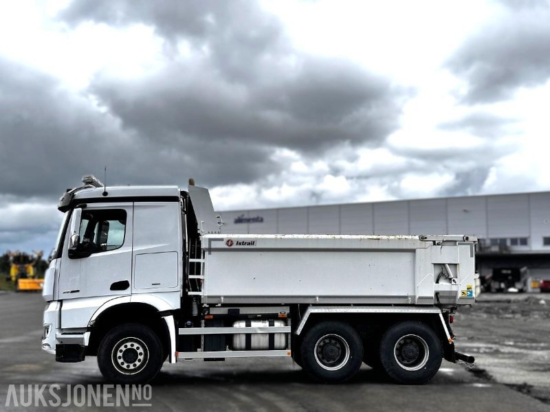 2023 Mercedes-Benz Arocs tippbil m/ Istrail tippkasse – 53 374 km - 翻斗车:图2 2023 Mercedes-Benz Arocs tippbil m/ Istrail tippkasse – 53 374 km - 翻斗车:图2