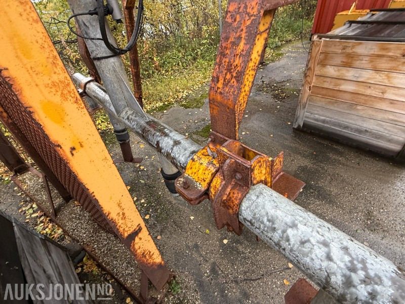 AB Skellefteå Plastcisterner - vanntank med sprederrampe Laxolås - 卡车:图4 AB Skellefteå Plastcisterner - vanntank med sprederrampe Laxolås - 卡车:图4