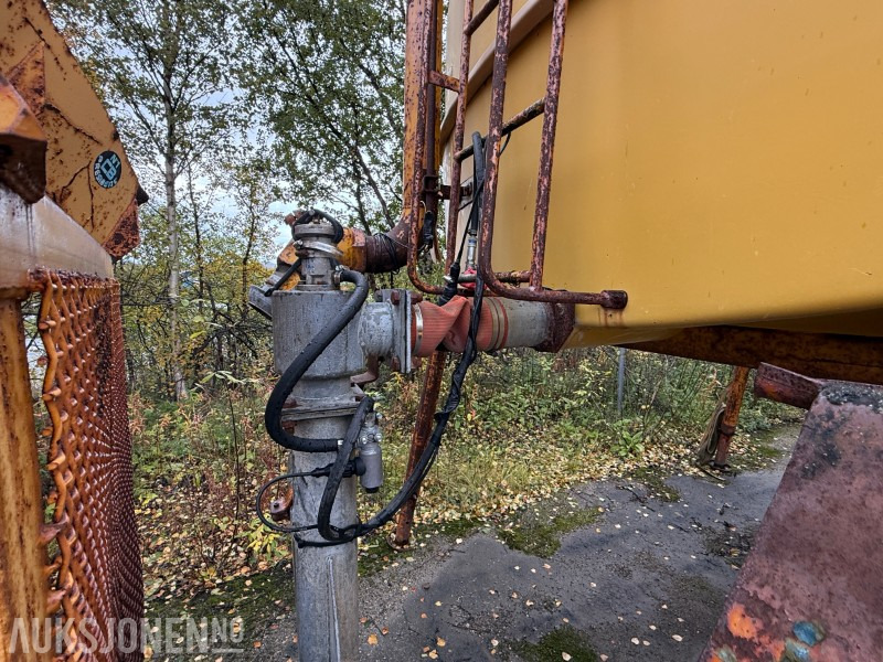 AB Skellefteå Plastcisterner - vanntank med sprederrampe Laxolås - 卡车:图3 AB Skellefteå Plastcisterner - vanntank med sprederrampe Laxolås - 卡车:图3