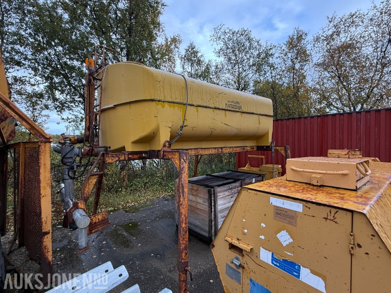 AB Skellefteå Plastcisterner - vanntank med sprederrampe Laxolås - 卡车:图2 AB Skellefteå Plastcisterner - vanntank med sprederrampe Laxolås - 卡车:图2