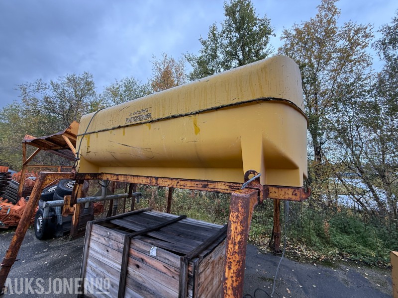 AB Skellefteå Plastcisterner - vanntank med sprederrampe Laxolås - 卡车:图1 AB Skellefteå Plastcisterner - vanntank med sprederrampe Laxolås - 卡车:图1