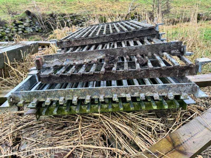 Firkantstålrister / gjødselrister for storfe - 3 stk på 1,2 meter og 5 stk på 2,4 meter - 农业机械:图2 Firkantstålrister / gjødselrister for storfe - 3 stk på 1,2 meter og 5 stk på 2,4 meter - 农业机械:图2