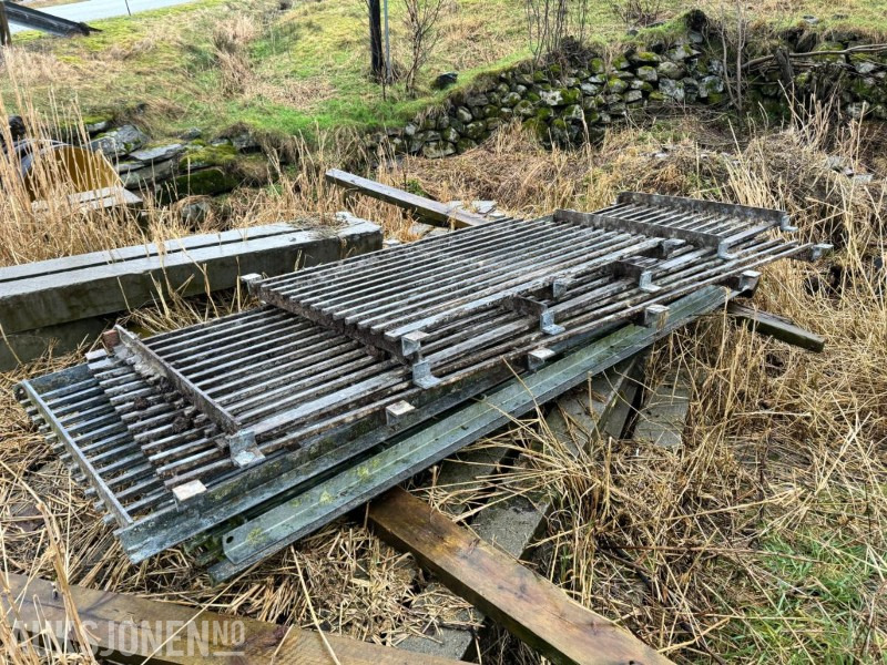 Firkantstålrister / gjødselrister for storfe - 3 stk på 1,2 meter og 5 stk på 2,4 meter - 农业机械:图1 Firkantstålrister / gjødselrister for storfe - 3 stk på 1,2 meter og 5 stk på 2,4 meter - 农业机械:图1