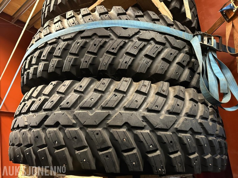 Piggdekksett til 900-serien – 620/80R42 + 480/80R34 – Klare for vinter - 农业机械:图1 Piggdekksett til 900-serien – 620/80R42 + 480/80R34 – Klare for vinter - 农业机械:图1