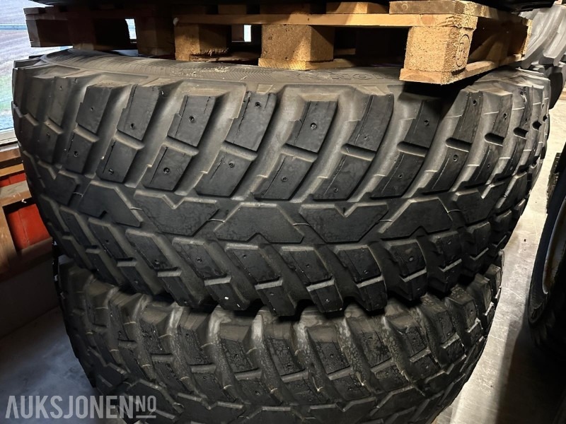 Piggdekksett til 900-serien – 620/80R42 + 480/80R34 – Klare for vinter - 农业机械:图2 Piggdekksett til 900-serien – 620/80R42 + 480/80R34 – Klare for vinter - 农业机械:图2