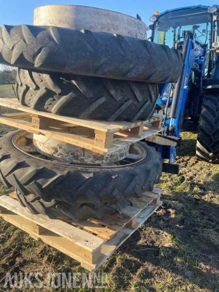 Tvillinghjul Case og New Holland Passer jxu, t5000, T5, farmall - 农业机械:图1 Tvillinghjul Case og New Holland Passer jxu, t5000, T5, farmall - 农业机械:图1