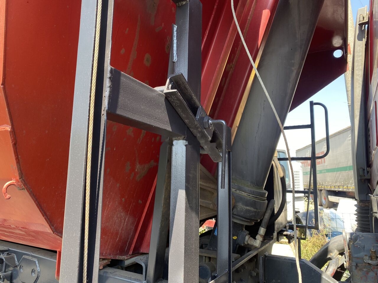 Hyva HARDOX 6x4 BENA basculabila CA NOUA - 平板卡车车身:图4 Hyva HARDOX 6x4 BENA basculabila CA NOUA - 平板卡车车身:图4