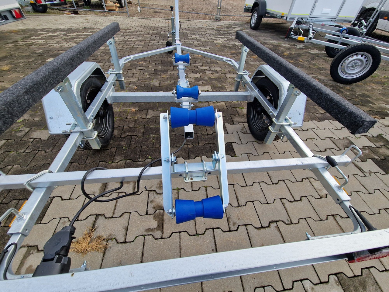 Nowa Przyczepa 2025 Podłodziowa ponton łódź Niewiadów P400 P415 do 6m - 自动转运拖车:图1 Nowa Przyczepa 2025 Podłodziowa ponton łódź Niewiadów P400 P415 do 6m - 自动转运拖车:图1