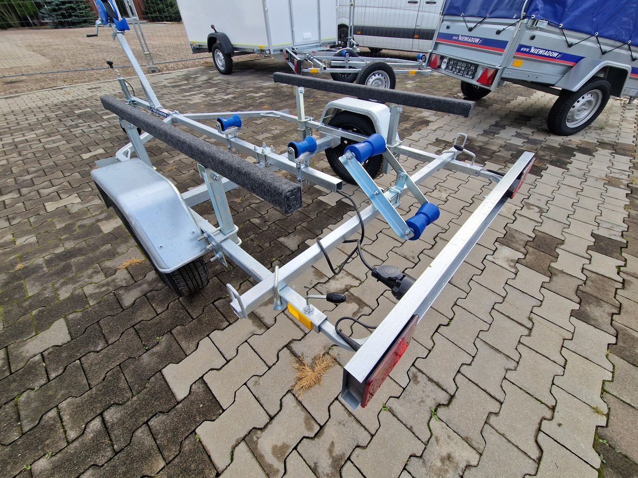 Nowa Przyczepa 2025 Podłodziowa ponton łódź Niewiadów P400 P415 do 6m - 自动转运拖车:图2 Nowa Przyczepa 2025 Podłodziowa ponton łódź Niewiadów P400 P415 do 6m - 自动转运拖车:图2