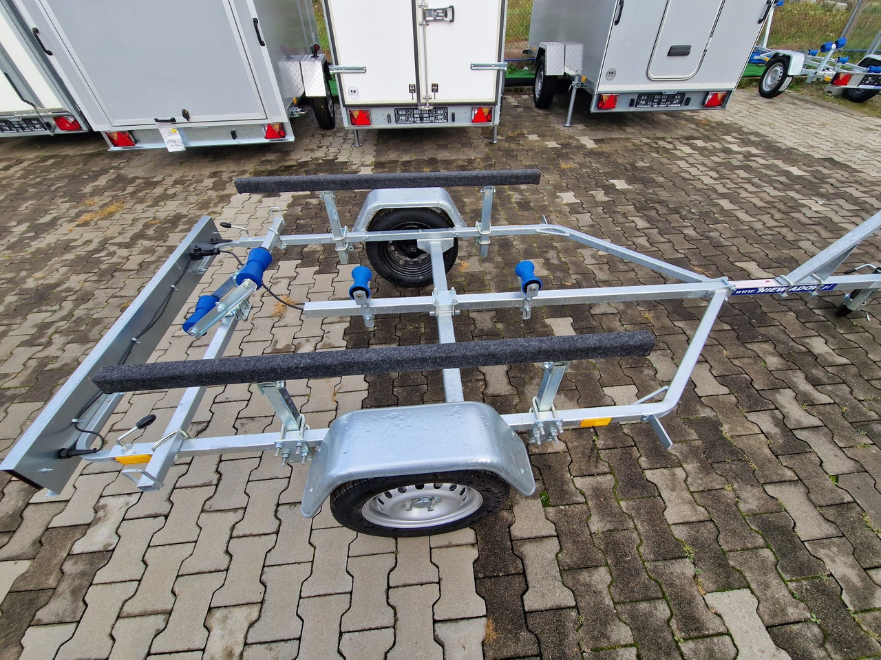 Nowa Przyczepa 2025 Podłodziowa ponton łódź Niewiadów P400 P415 do 6m - 自动转运拖车:图3 Nowa Przyczepa 2025 Podłodziowa ponton łódź Niewiadów P400 P415 do 6m - 自动转运拖车:图3