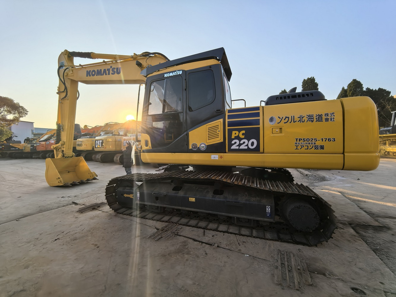 Komatsu PC220-7 - 履带式挖掘机:图1 Komatsu PC220-7 - 履带式挖掘机:图1