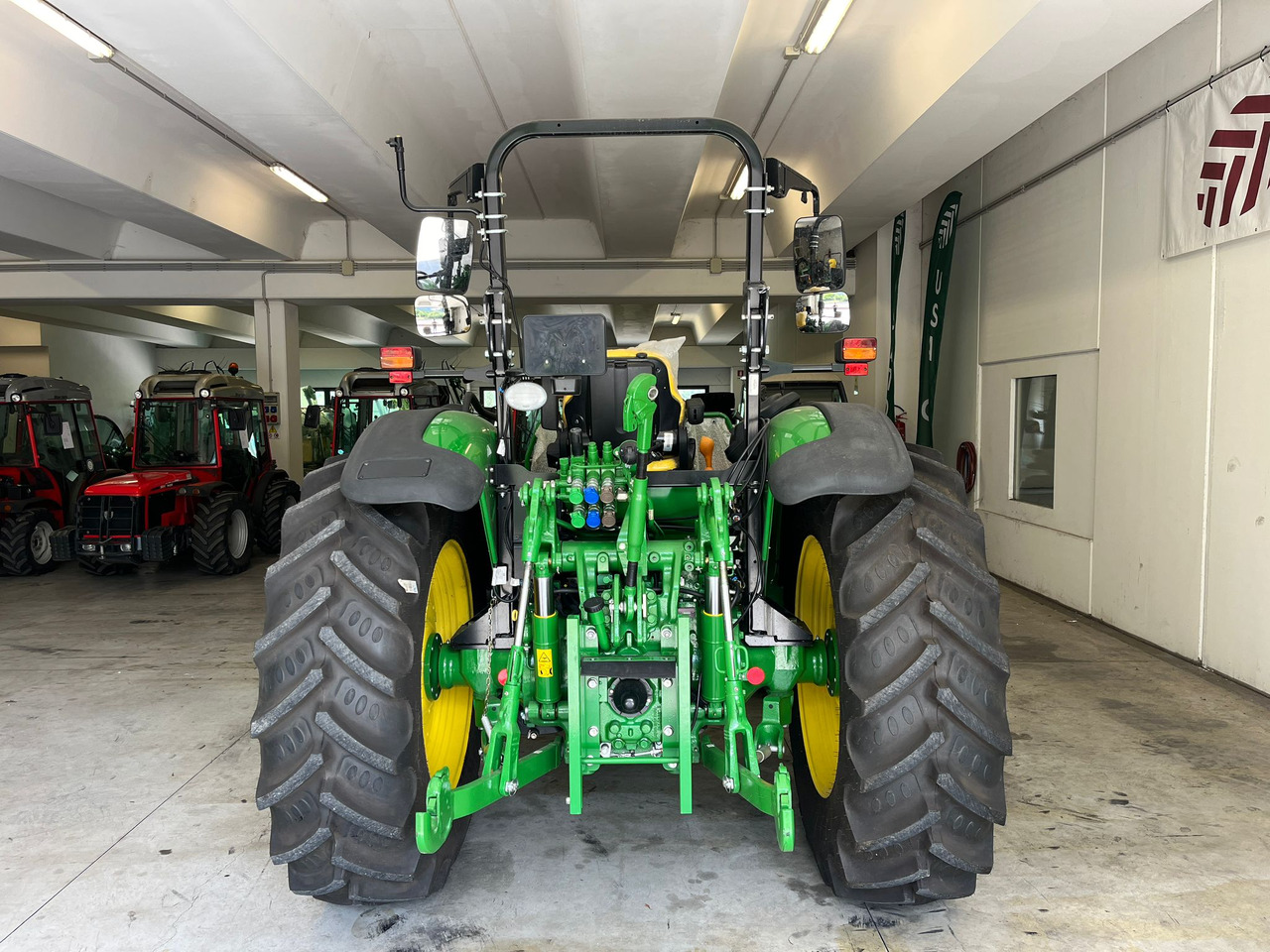JOHN DEERE 5100 M - 拖拉机:图5 JOHN DEERE 5100 M - 拖拉机:图5