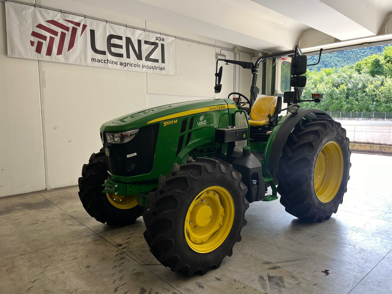 JOHN DEERE 5100 M - 拖拉机:图2 JOHN DEERE 5100 M - 拖拉机:图2