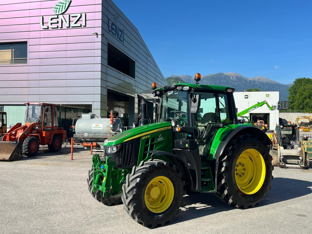 JOHN DEERE 6100M - 拖拉机:图1 JOHN DEERE 6100M - 拖拉机:图1