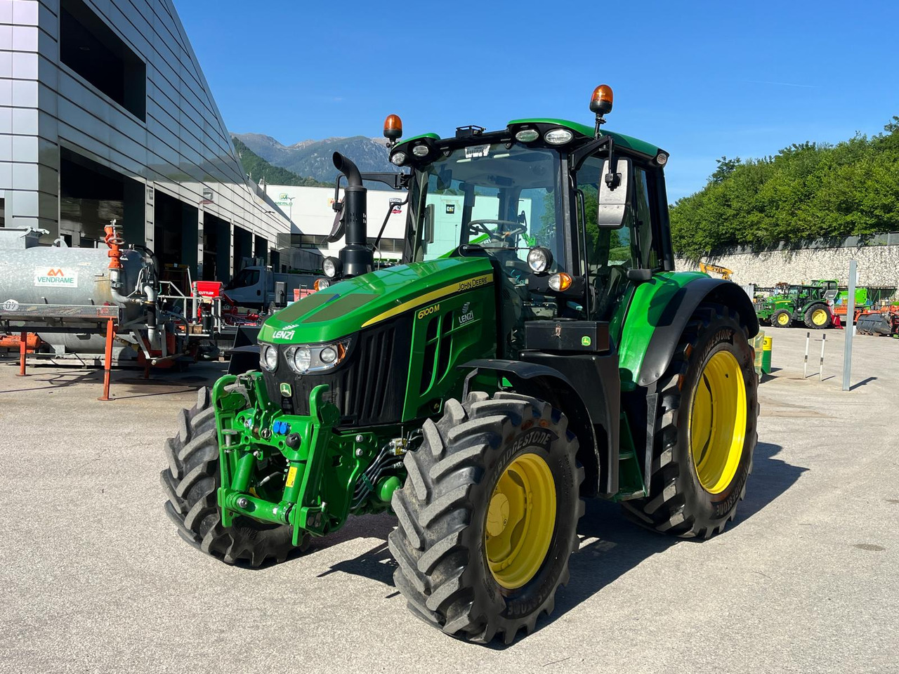 JOHN DEERE 6100M - 拖拉机:图2 JOHN DEERE 6100M - 拖拉机:图2