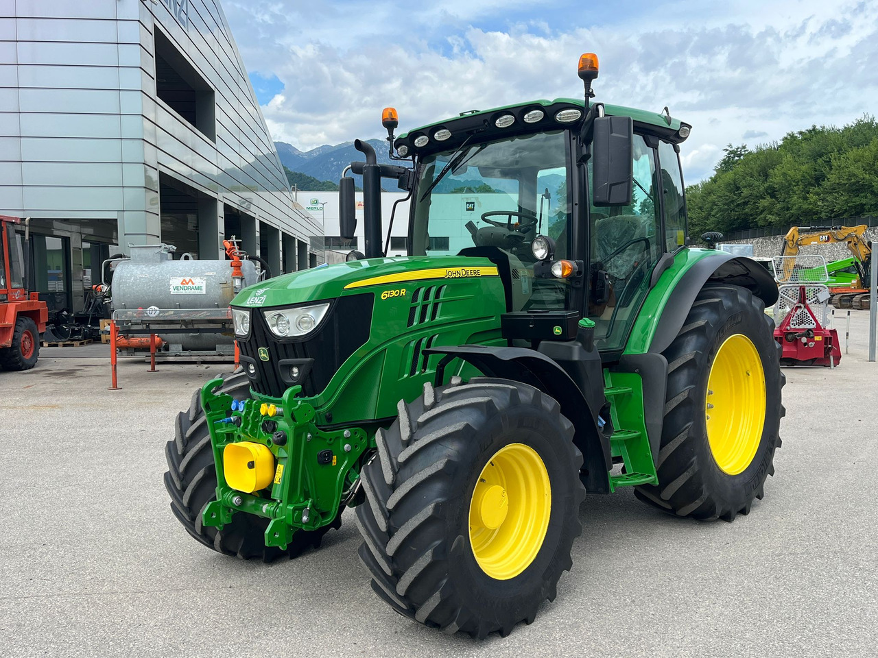 JOHN DEERE 6130 - 拖拉机:图2 JOHN DEERE 6130 - 拖拉机:图2