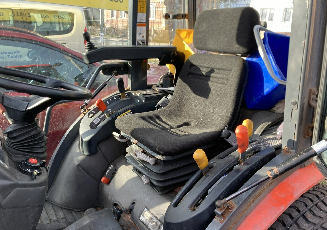Inna Inny Traktor Kubota 4X4 B 3030 Odśnieżarka posypywarka Pług 2011 - 市政牵引车:图3 Inna Inny Traktor Kubota 4X4 B 3030 Odśnieżarka posypywarka Pług 2011 - 市政牵引车:图3