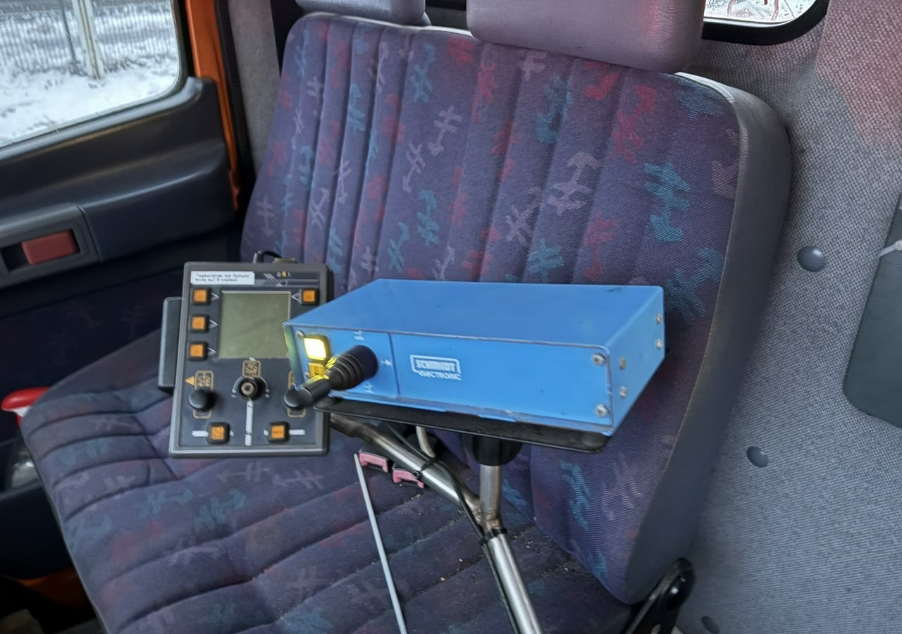 Mercedes-Benz Inny Mercedes-Benz Mercedes Vario 815 Wywrotka 4X4 2004 Pług posypywarka odśnieżarka - 除雪车:图4 Mercedes-Benz Inny Mercedes-Benz Mercedes Vario 815 Wywrotka 4X4 2004 Pług posypywarka odśnieżarka - 除雪车:图4