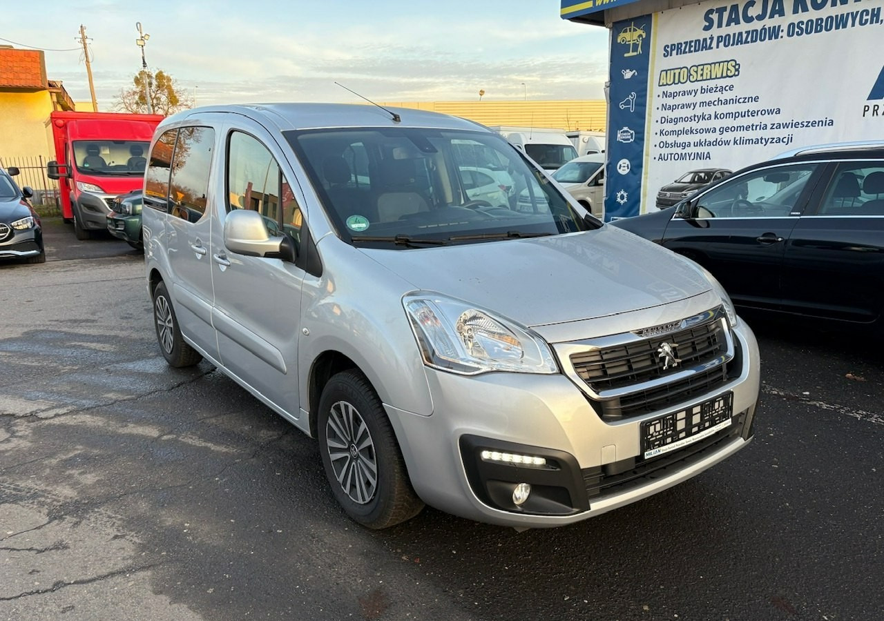 Peugeot Partner II Partner Tepee 1.6 HDI 120KM Family Klimatronik 2xDrzwi 2016 - 旅行车:图2 Peugeot Partner II Partner Tepee 1.6 HDI 120KM Family Klimatronik 2xDrzwi 2016 - 旅行车:图2