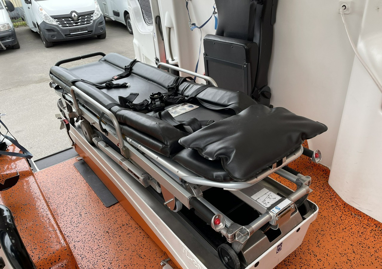 Volkswagen Crafter Crafter 2.0-163KM Karetka Ambulans Wyposażony Model 2016 - 救护车:图3 Volkswagen Crafter Crafter 2.0-163KM Karetka Ambulans Wyposażony Model 2016 - 救护车:图3