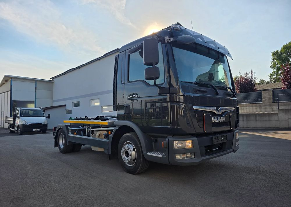 MAN TGL 12.250 nowe urządzenie hakowe SKIBICKI HKS 8/3300 ATEGO / TGM - 吊钩升降车:图1 MAN TGL 12.250 nowe urządzenie hakowe SKIBICKI HKS 8/3300 ATEGO / TGM - 吊钩升降车:图1