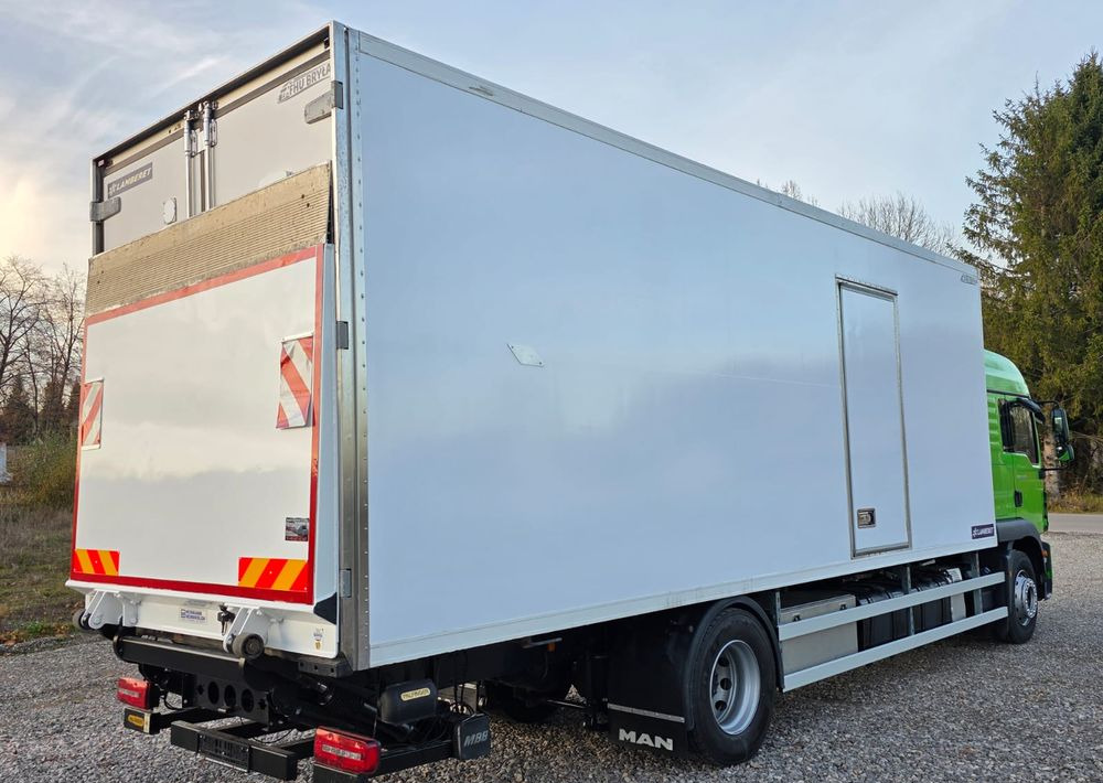 MAN TGM 18.320 / 18.290 / 15.290 / IZOTERMA / WINDA / 19PALET / E6 / 08.2018 / LIFT / SPROWADZONY / AUTOMAT / SYPIALKA / PIERWSZY WŁAŚCICIEL / BOCZNE DRZWI / STAN BARDZO DOBRY - 冷藏车:图4 MAN TGM 18.320 / 18.290 / 15.290 / IZOTERMA / WINDA / 19PALET / E6 / 08.2018 / LIFT / SPROWADZONY / AUTOMAT / SYPIALKA / PIERWSZY WŁAŚCICIEL / BOCZNE DRZWI / STAN BARDZO DOBRY - 冷藏车:图4