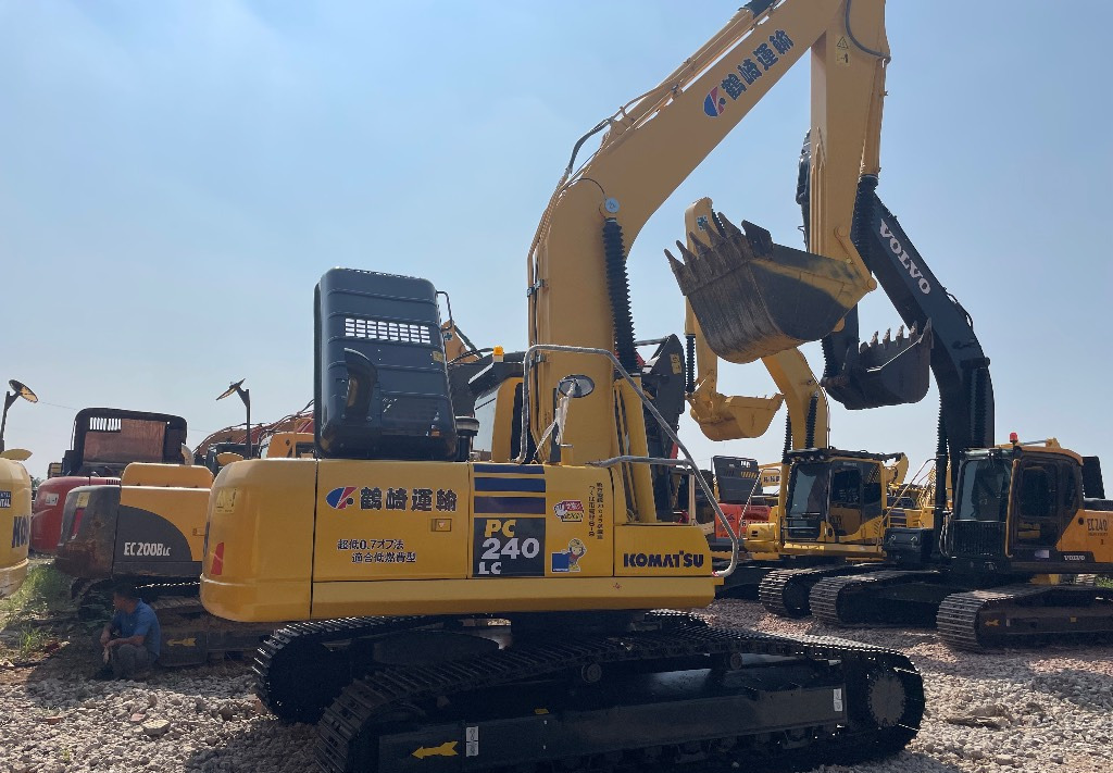 Komatsu PC 240 PC220 PC240-8 - 履带式挖掘机:图1 Komatsu PC 240 PC220 PC240-8 - 履带式挖掘机:图1