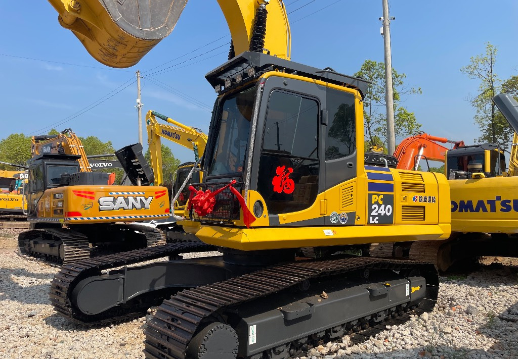 Komatsu PC 240 PC220 PC240-8 - 履带式挖掘机:图2 Komatsu PC 240 PC220 PC240-8 - 履带式挖掘机:图2