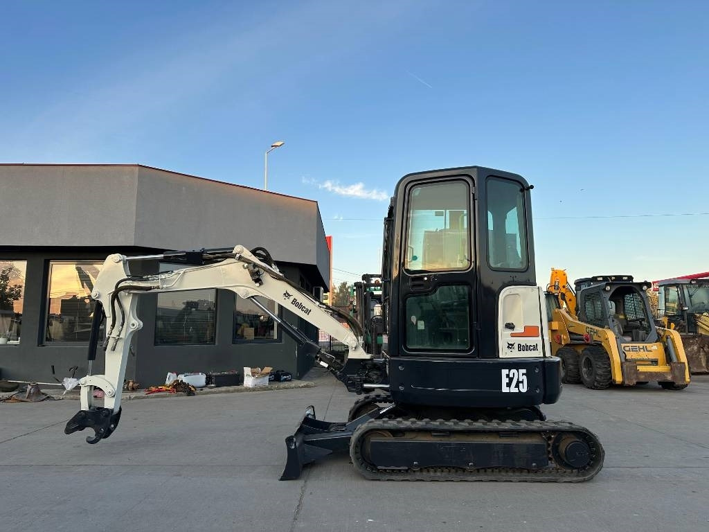 Bobcat E25EM - 小型挖掘机:图2 Bobcat E25EM - 小型挖掘机:图2