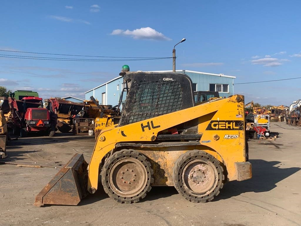 Gehl R 220 - 滑移装载机:图2 Gehl R 220 - 滑移装载机:图2