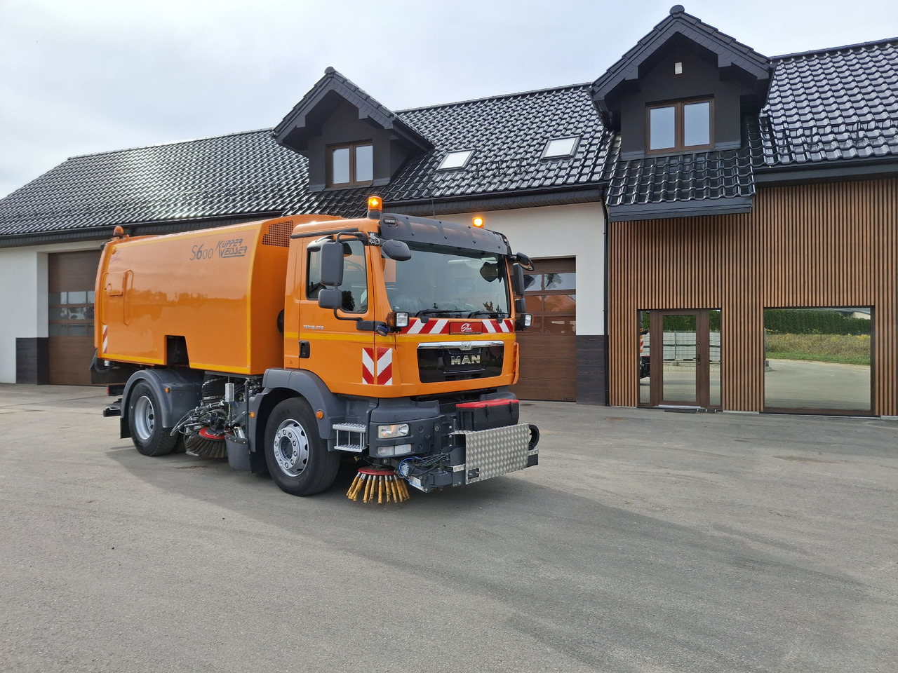 MAN TGM 18.250 Zamiatarka Kupper Weisser BROCK 2 Motoren Szczotki L/R PM10 Odchwaszczarka - 道路清扫机:图1 MAN TGM 18.250 Zamiatarka Kupper Weisser BROCK 2 Motoren Szczotki L/R PM10 Odchwaszczarka - 道路清扫机:图1