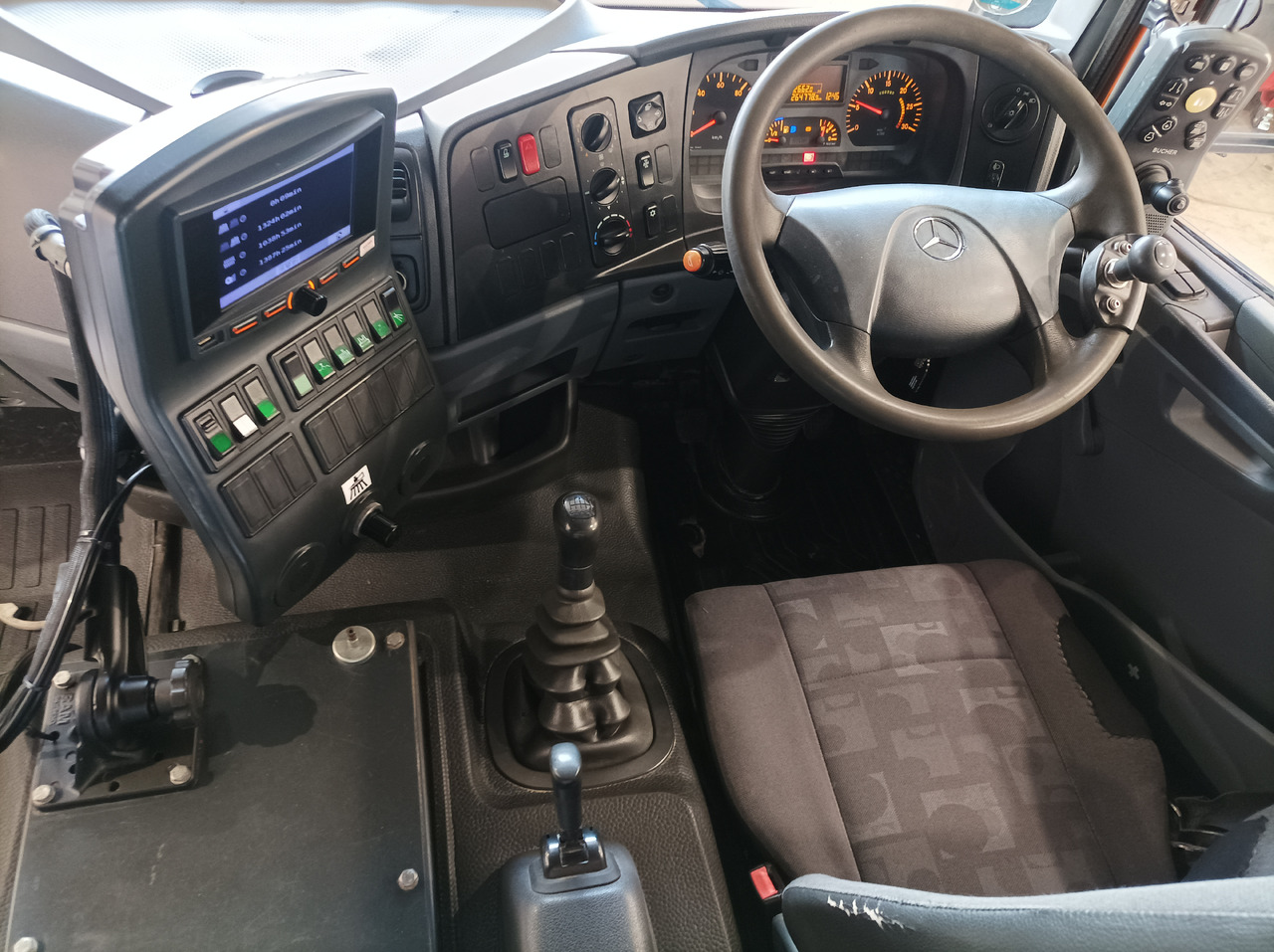 道路清扫机 MERCEDES-BENZ Atego 1018 Zamiatarka Kehrmaschine BUCHER Szczotki L/R PM10 2 Silniki 2012r:图30 道路清扫机 MERCEDES-BENZ Atego 1018 Zamiatarka Kehrmaschine BUCHER Szczotki L/R PM10 2 Silniki 2012r:图30