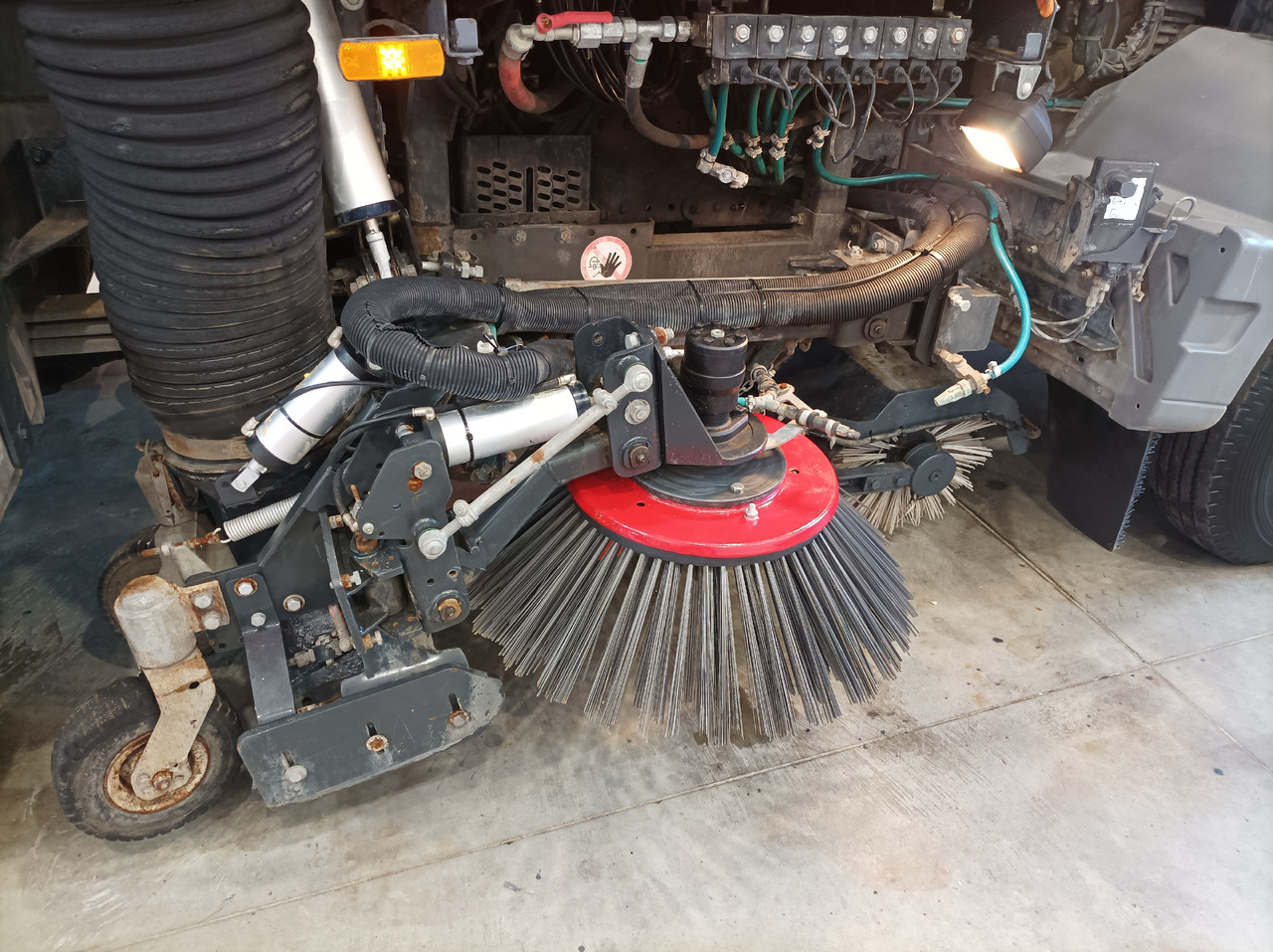 道路清扫机 MERCEDES-BENZ Atego 1018 Zamiatarka Kehrmaschine BUCHER Szczotki L/R PM10 2 Silniki 2012r:图11 道路清扫机 MERCEDES-BENZ Atego 1018 Zamiatarka Kehrmaschine BUCHER Szczotki L/R PM10 2 Silniki 2012r:图11