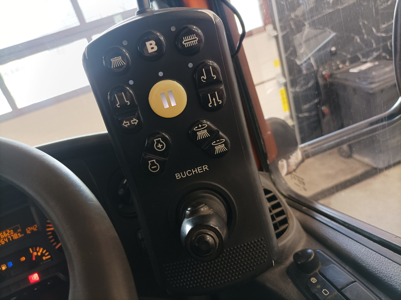 道路清扫机 MERCEDES-BENZ Atego 1018 Zamiatarka Kehrmaschine BUCHER Szczotki L/R PM10 2 Silniki 2012r:图26 道路清扫机 MERCEDES-BENZ Atego 1018 Zamiatarka Kehrmaschine BUCHER Szczotki L/R PM10 2 Silniki 2012r:图26