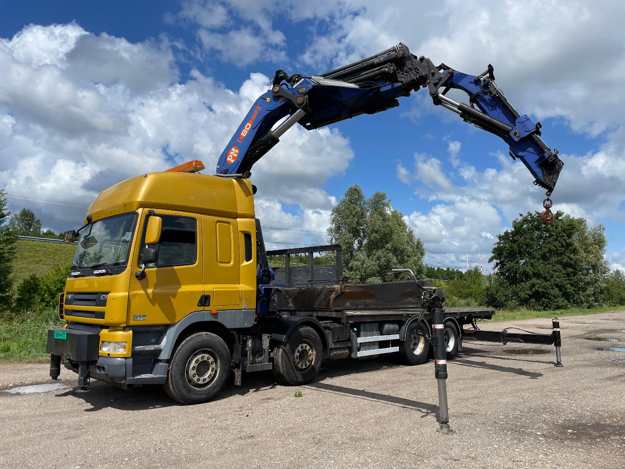 DAF CF 85.410 PM 80 crane laadkraan met jib en frontstempels - 起重车:图1 DAF CF 85.410 PM 80 crane laadkraan met jib en frontstempels - 起重车:图1