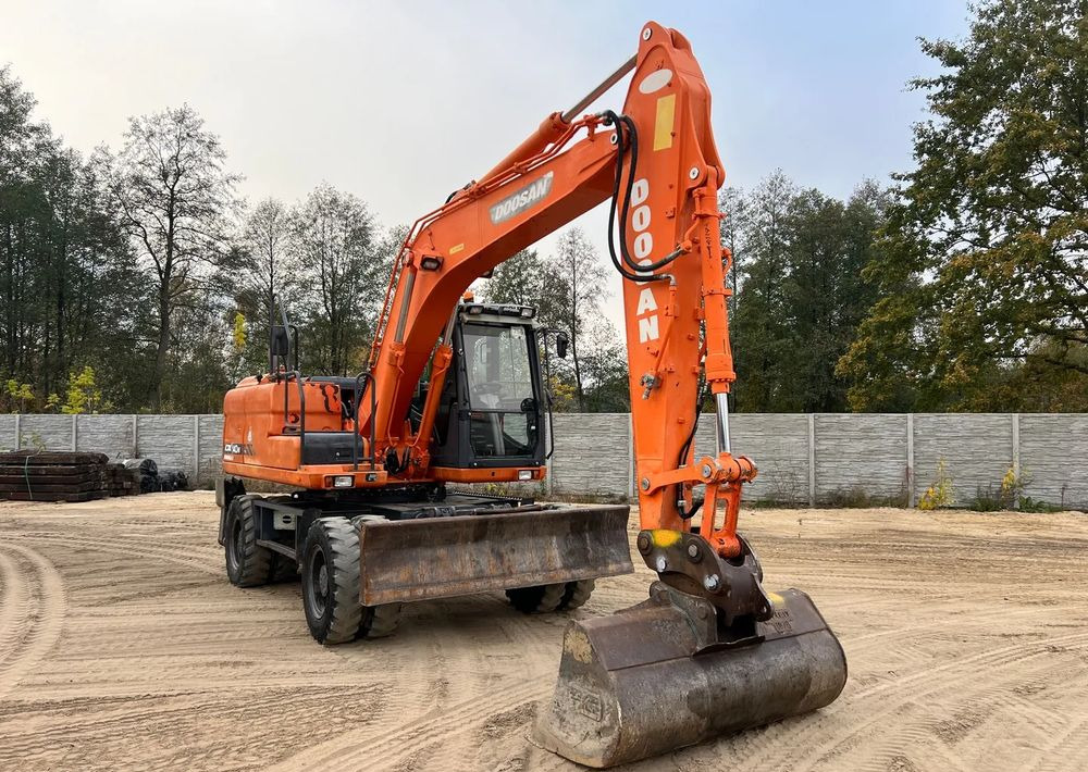 Doosan DX140W-3 - 轮式挖掘机:图2 Doosan DX140W-3 - 轮式挖掘机:图2