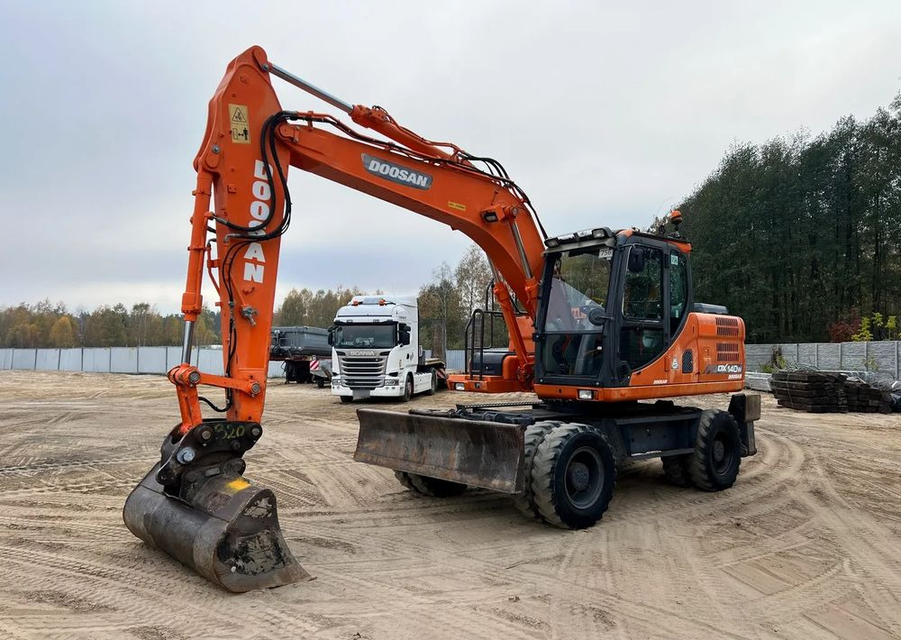 Doosan DX140W-3 - 轮式挖掘机:图4 Doosan DX140W-3 - 轮式挖掘机:图4