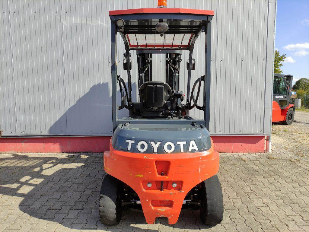 Toyota 8FBMT40 - 电动叉车:图4 Toyota 8FBMT40 - 电动叉车:图4