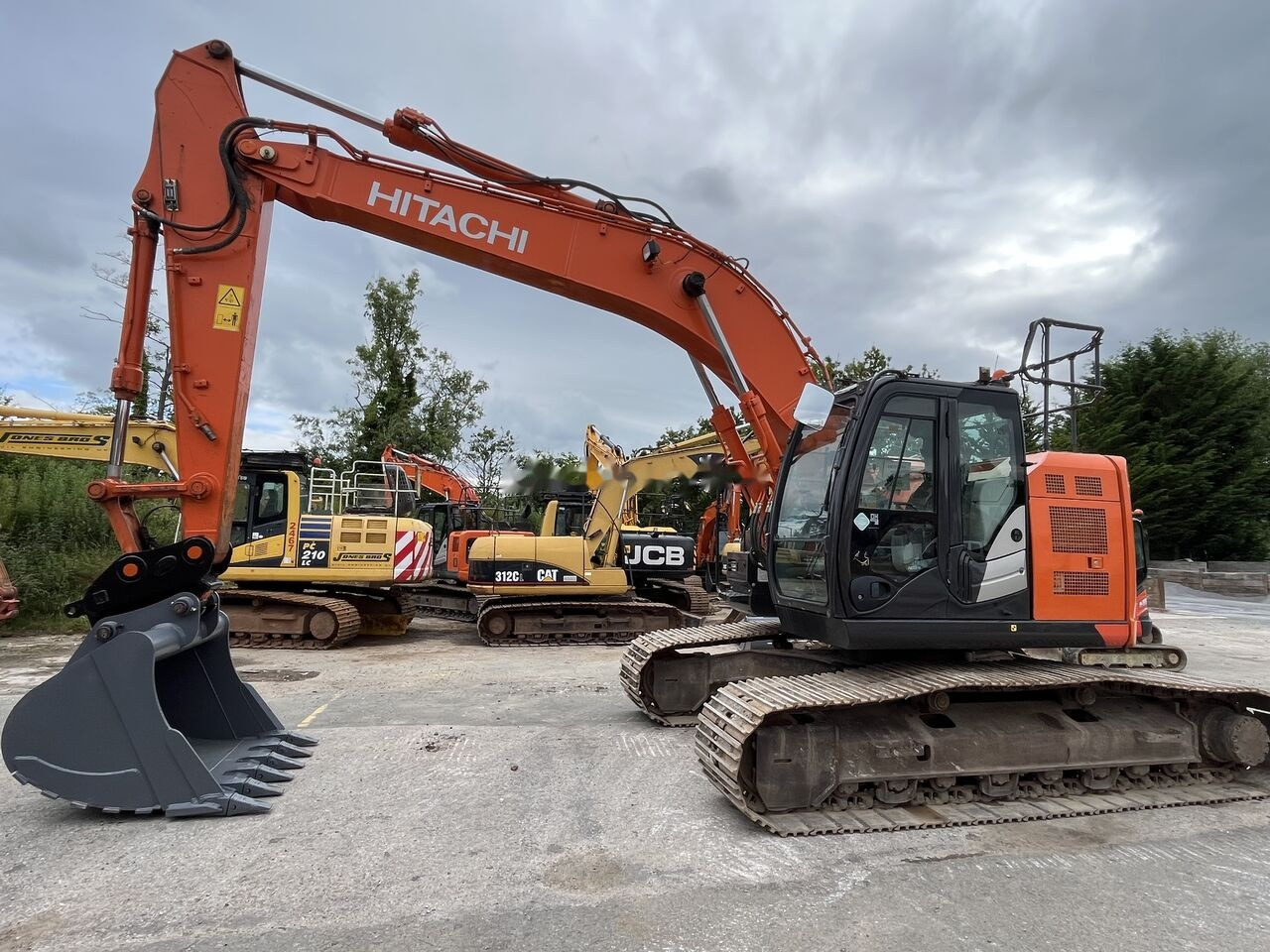 Hitachi ZX225 - 履带式挖掘机:图4 Hitachi ZX225 - 履带式挖掘机:图4