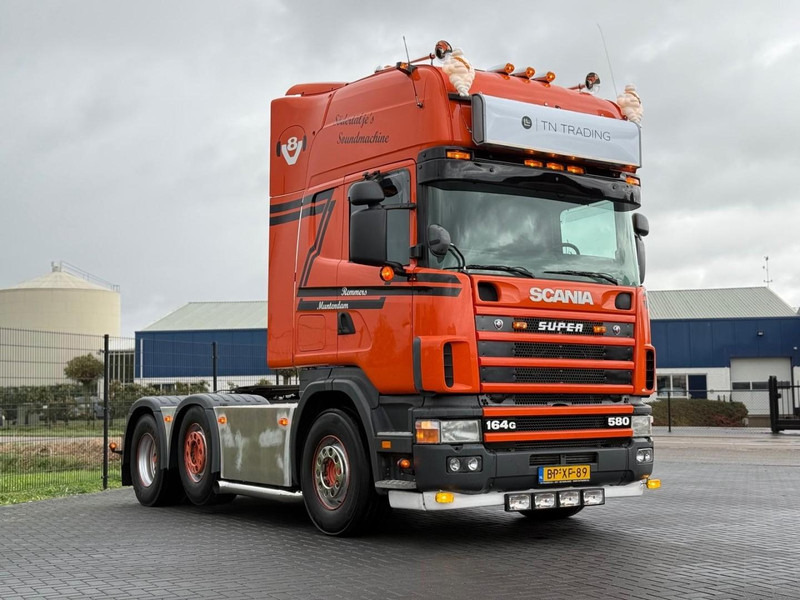Scania R 164 GA 6X2/4 NA 580 SHOW TRUCK, GESTUURDE VOORLOPER, COMPLEET, TOP. - 牵引车:图1 Scania R 164 GA 6X2/4 NA 580 SHOW TRUCK, GESTUURDE VOORLOPER, COMPLEET, TOP. - 牵引车:图1