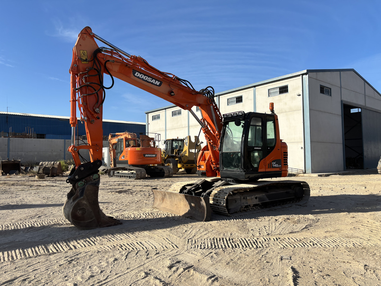 DOOSAN DX140-3 - 履带式挖掘机:图1 DOOSAN DX140-3 - 履带式挖掘机:图1