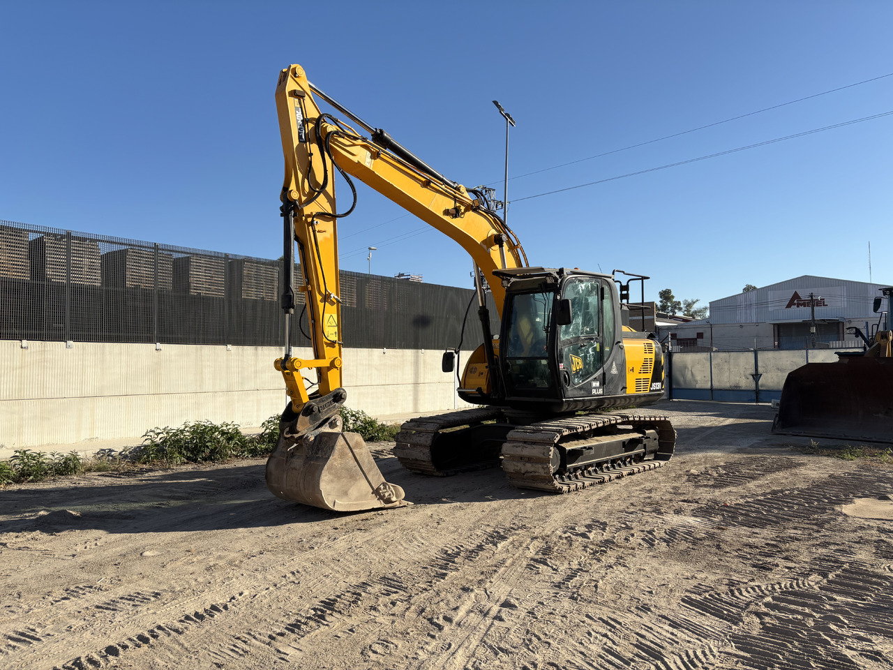 JCB JS131LC - 履带式挖掘机:图1 JCB JS131LC - 履带式挖掘机:图1