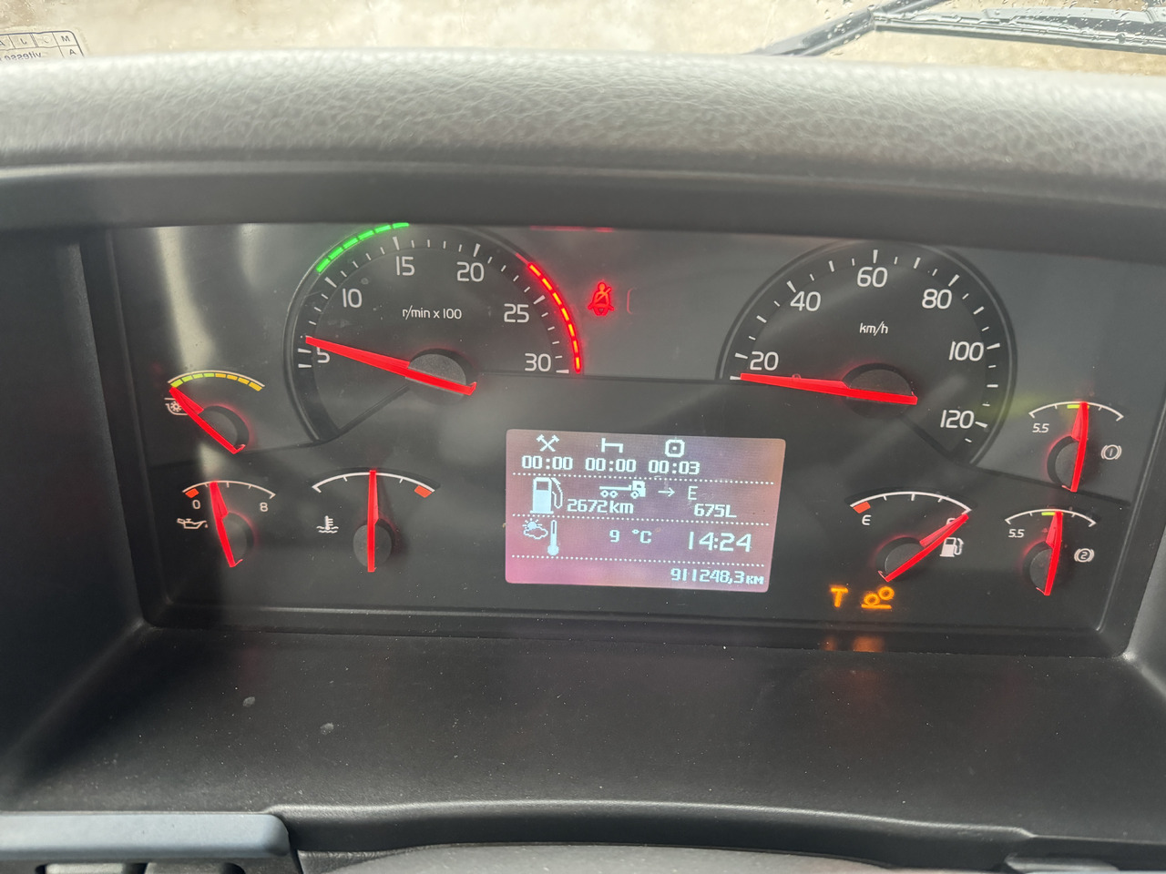 VOLVO FM 400 - 侧帘卡车:图3 VOLVO FM 400 - 侧帘卡车:图3