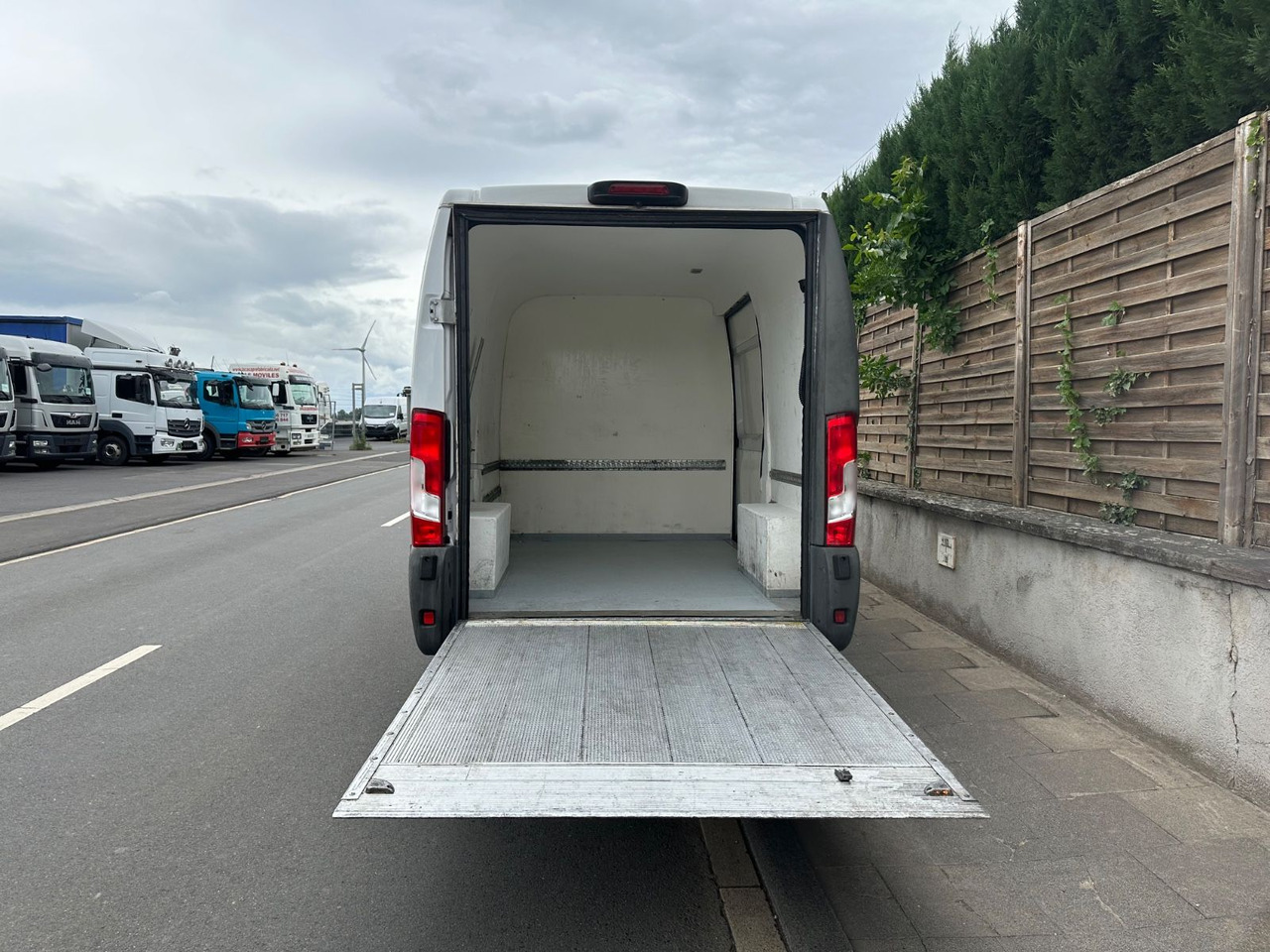 Fiat Ducato130*Automatik*Ladebordwand/LBW 500Kg - 无侧窗厢式货车:图4 Fiat Ducato130*Automatik*Ladebordwand/LBW 500Kg - 无侧窗厢式货车:图4