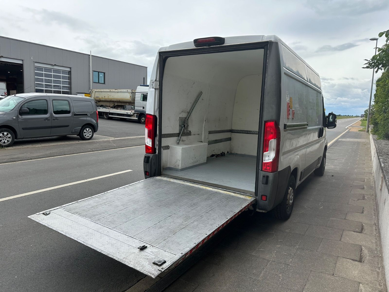 Fiat Ducato130*Automatik*Ladebordwand/LBW 500Kg - 无侧窗厢式货车:图3 Fiat Ducato130*Automatik*Ladebordwand/LBW 500Kg - 无侧窗厢式货车:图3