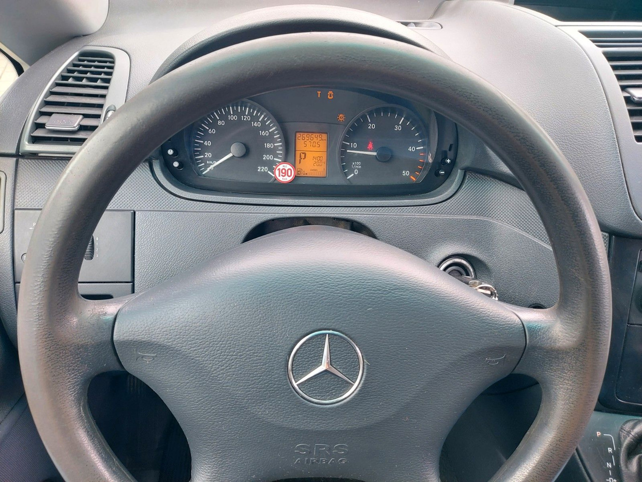 Mercedes-Benz Vito Mixto 4x4 116 extralang Automatik 5 Sitze 租赁 Mercedes-Benz Vito Mixto 4x4 116 extralang Automatik 5 Sitze：图13