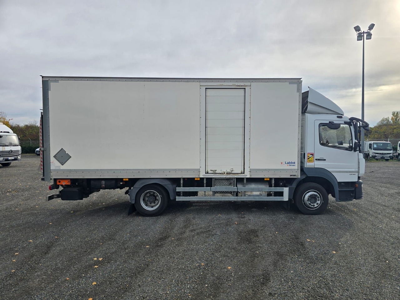 Mercedes-Benz Atego 1218 4x2 Koffer/FULL-ADR/EXIII/LBW/AC/EU6d - 厢式卡车:图4 Mercedes-Benz Atego 1218 4x2 Koffer/FULL-ADR/EXIII/LBW/AC/EU6d - 厢式卡车:图4