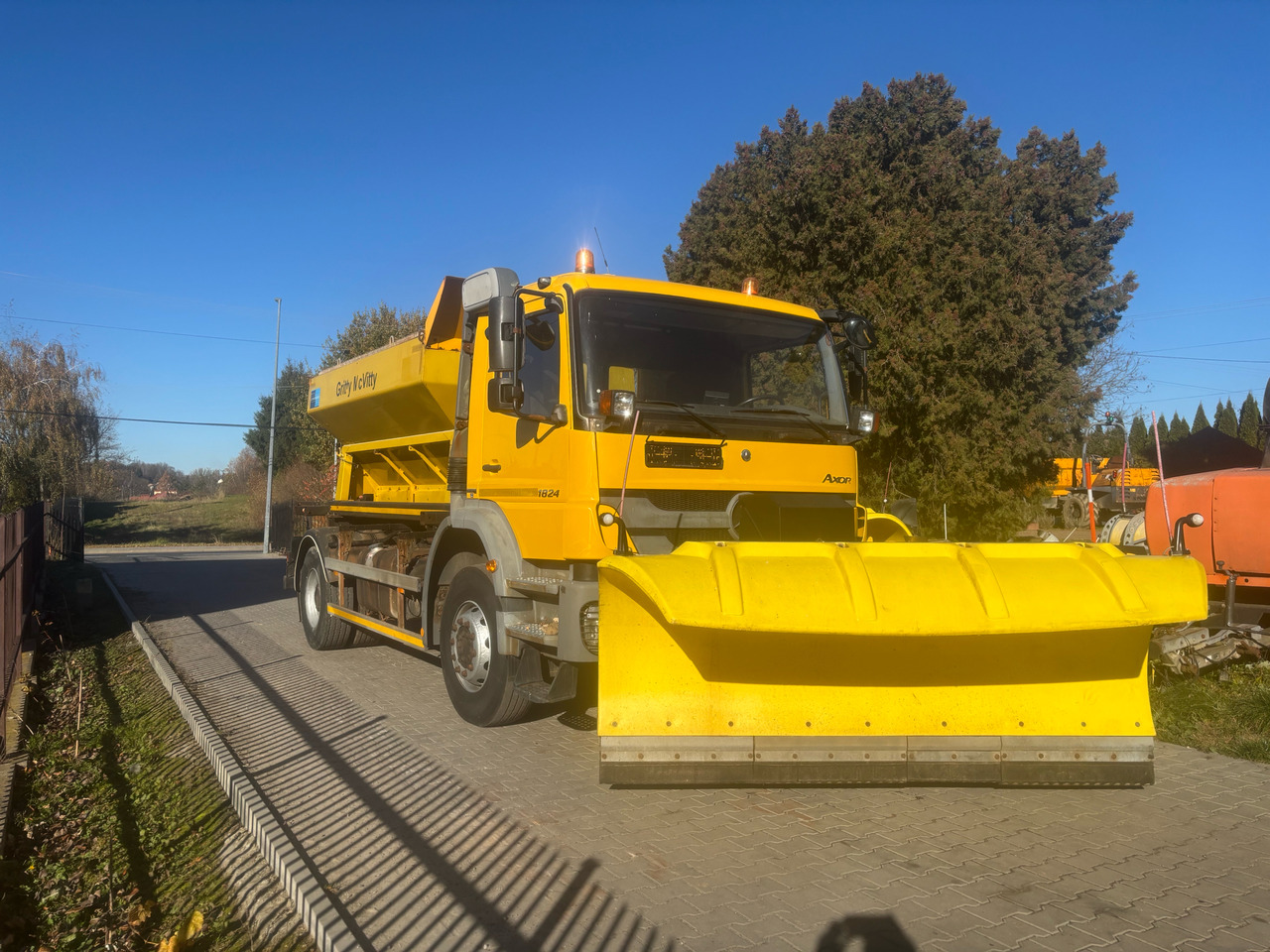 Mercedes AXOR 1824 4x2 Spreader/Gritter/Plough - 除雪车:图2 Mercedes AXOR 1824 4x2 Spreader/Gritter/Plough - 除雪车:图2