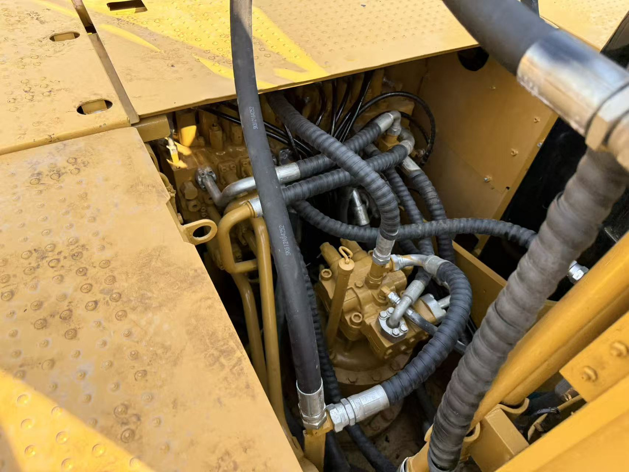 Caterpillar 323 - 挖掘机:图2 Caterpillar 323 - 挖掘机:图2